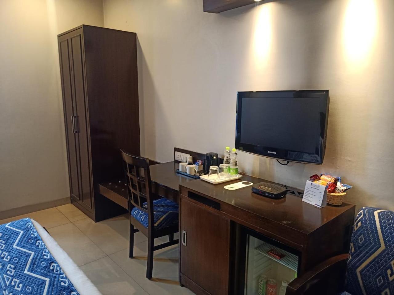 Rockland Hotel, C.R Park New Delhi Buitenkant foto