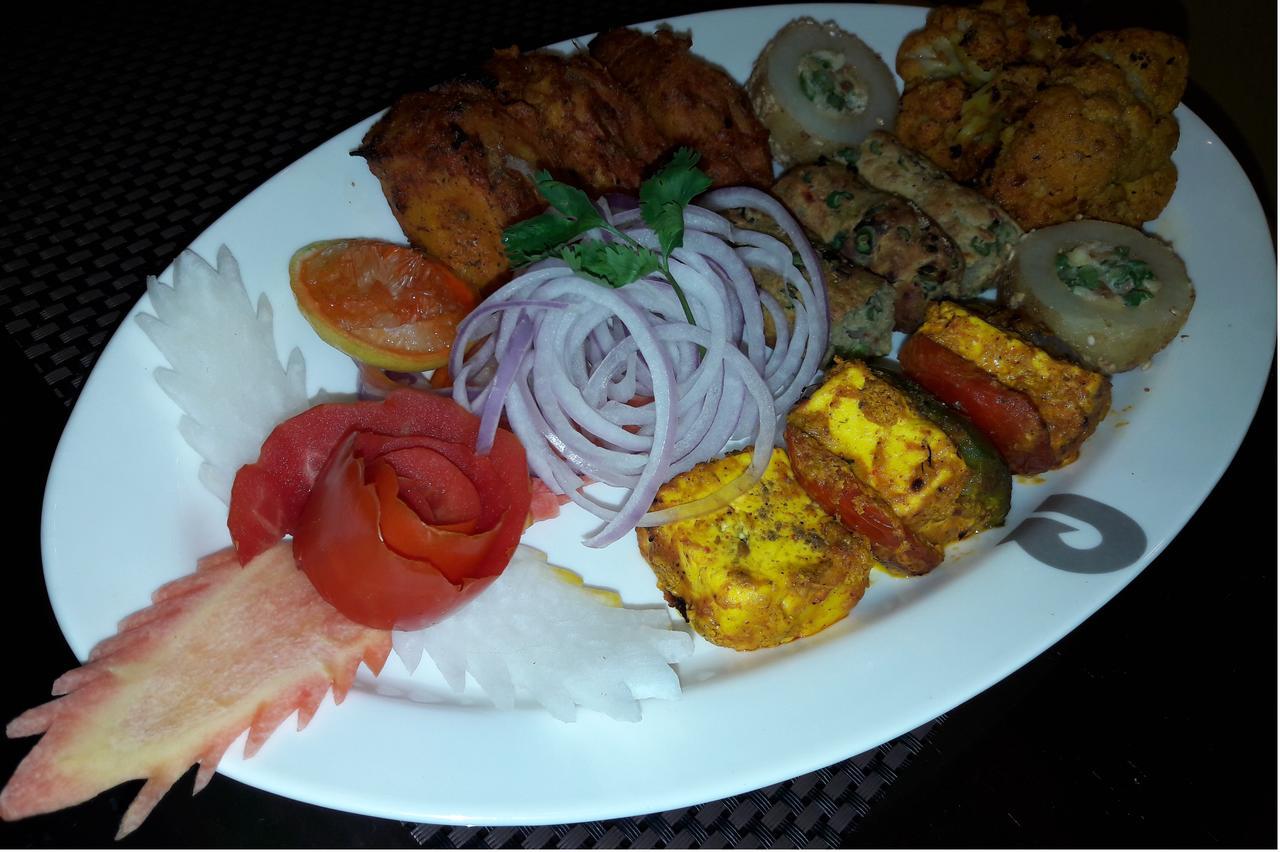 Rockland Hotel, C.R Park New Delhi Buitenkant foto